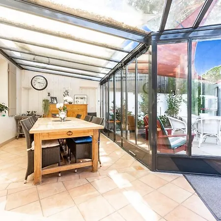 Maison Confortable Avec Sejour Spacieux, Jardin Et Parking - Fr-1-835-33 Vakantiehuis La Flotte