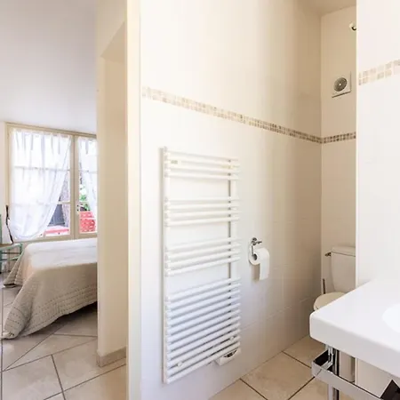 Maison Confortable Avec Sejour Spacieux, Jardin Et Parking - Fr-1-835-33 La Flotte