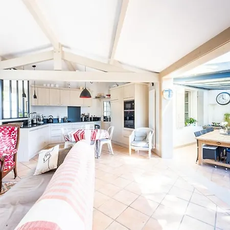 Maison Confortable Avec Sejour Spacieux, Jardin Et Parking - Fr-1-835-33 Vakantiehuis La Flotte