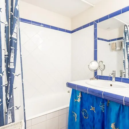 Maison Confortable Avec Sejour Spacieux, Jardin Et Parking - Fr-1-835-33 * La Flotte