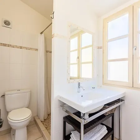 Maison Confortable Avec Sejour Spacieux, Jardin Et Parking - Fr-1-835-33 Vakantiehuis