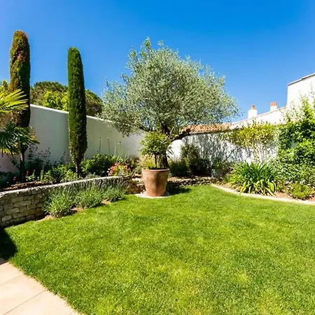 Maison Confortable Avec Sejour Spacieux, Jardin Et Parking - Fr-1-835-33