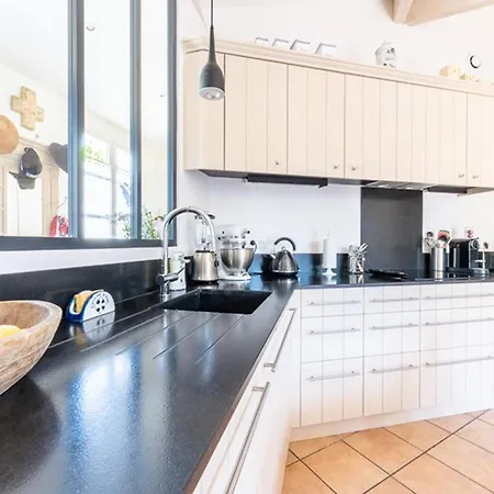 Maison Confortable Avec Sejour Spacieux, Jardin Et Parking - Fr-1-835-33 *