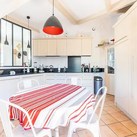 Maison Confortable Avec Sejour Spacieux, Jardin Et Parking - Fr-1-835-33 Ferienhaus *