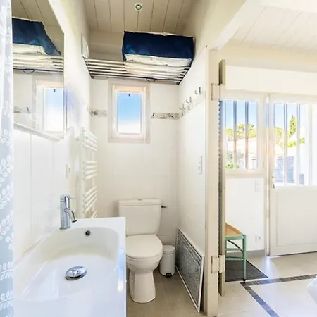 Maison Confortable Avec Sejour Spacieux, Jardin Et Parking - Fr-1-835-33 *