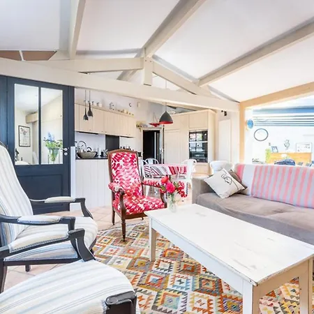 Ferienhaus Maison Confortable Avec Sejour Spacieux, Jardin Et Parking - Fr-1-835-33 La Flotte