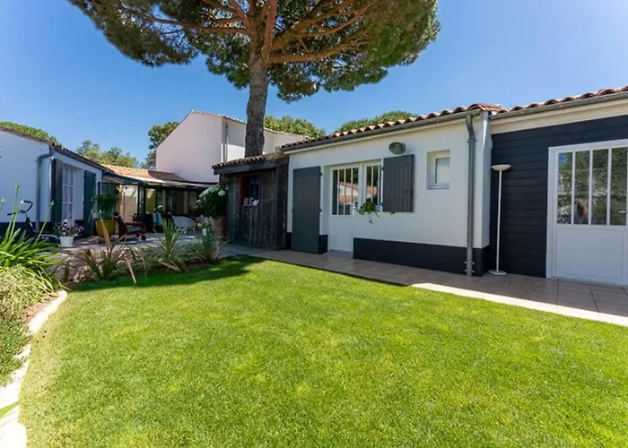 Maison Confortable Avec Sejour Spacieux, Jardin Et Parking - Fr-1-835-33 *