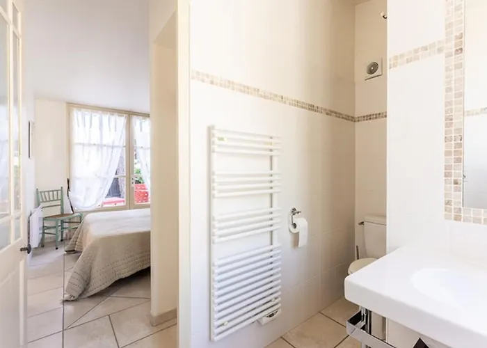 Maison Confortable Avec Sejour Spacieux, Jardin Et Parking - Fr-1-835-33 La Flotte