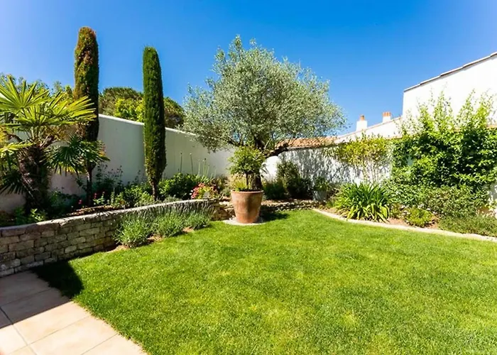 Maison Confortable Avec Sejour Spacieux, Jardin Et Parking - Fr-1-835-33