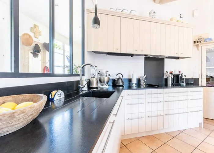 Maison Confortable Avec Sejour Spacieux, Jardin Et Parking - Fr-1-835-33 *