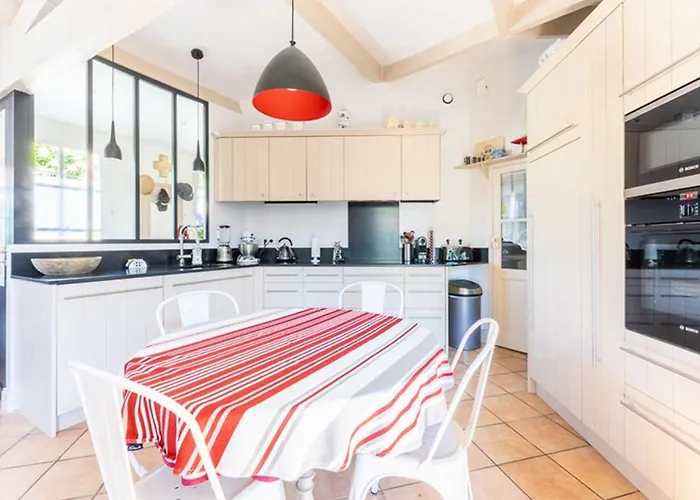 Maison Confortable Avec Sejour Spacieux, Jardin Et Parking - Fr-1-835-33 Сasa de vacaciones *