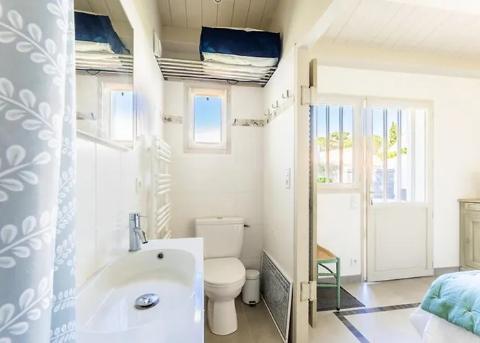 Maison Confortable Avec Sejour Spacieux, Jardin Et Parking - Fr-1-835-33 *