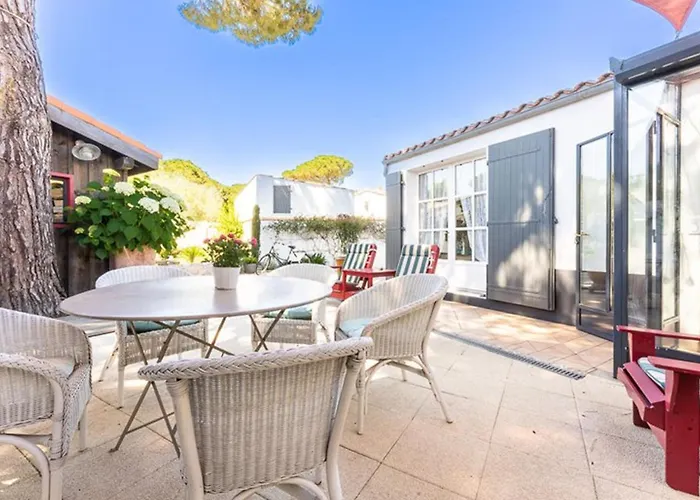 Maison Confortable Avec Sejour Spacieux, Jardin Et Parking - Fr-1-835-33 La Flotte