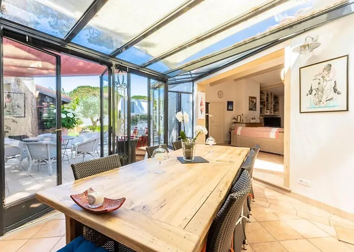 Maison Confortable Avec Sejour Spacieux, Jardin Et Parking - Fr-1-835-33 *